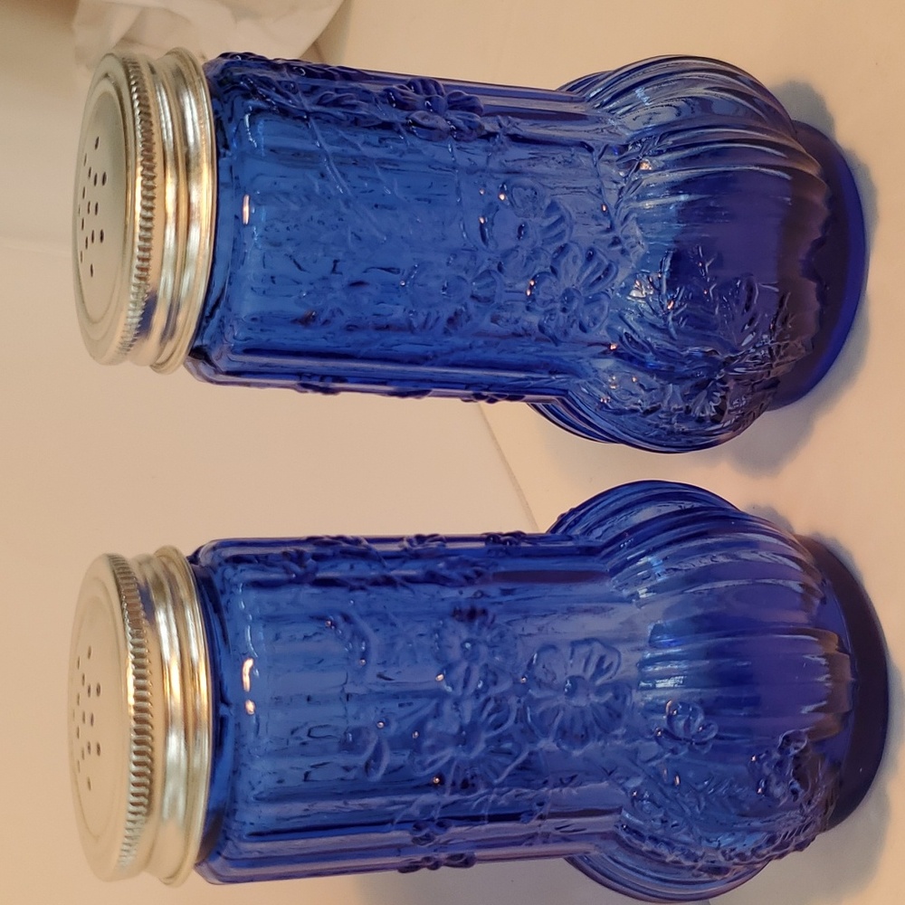 Vtg Cobalt Blue Glass Spice Shakers 5" Floral Design Aluminum Screw Top Set of 2 - Picture 3 of 9